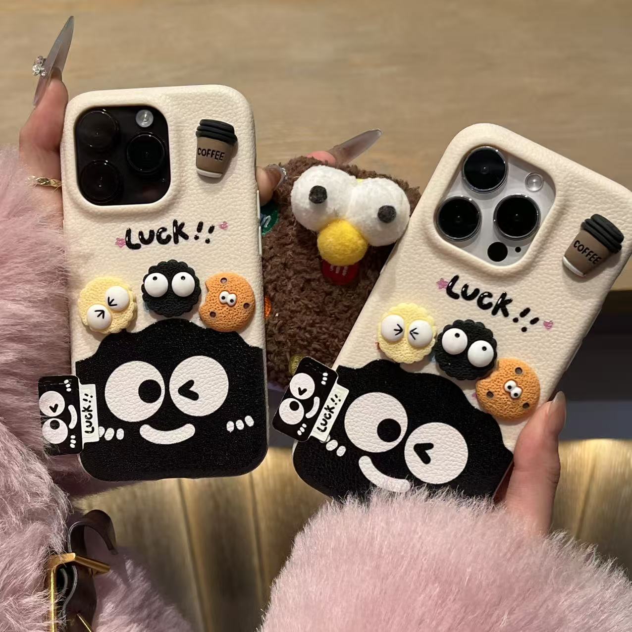 立体咖啡煤球公仔适用苹果17/16promax皮革纹手机壳iPhone15/14/13pro磨砂防摔vivo华为p70小米17oppo软壳潮