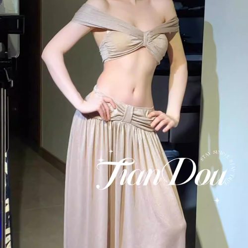 闪闪惹人爱露肩比基尼三件套女