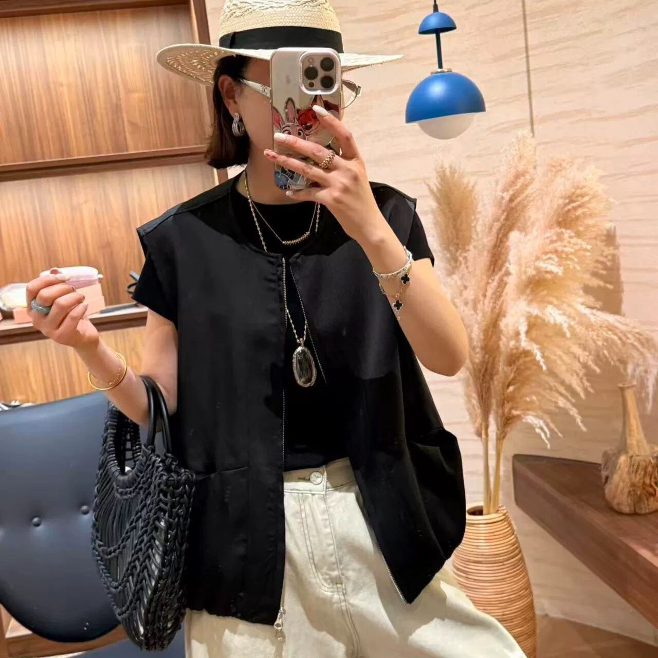 春夏新款简约风缎面圆领马甲背心女时尚百搭显瘦外穿无袖坎肩上衣