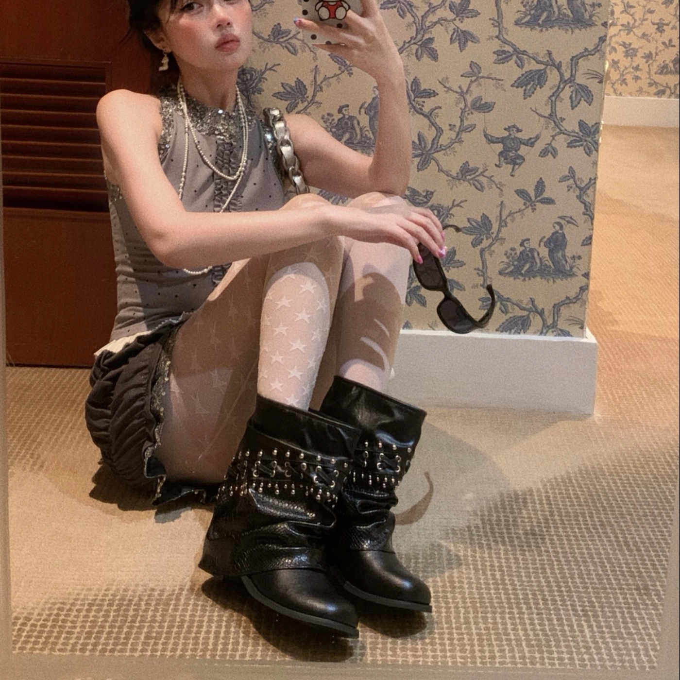 小众设计复古黑色铆钉马丁靴女款韩国真皮粗跟短靴褶皱西部牛仔靴