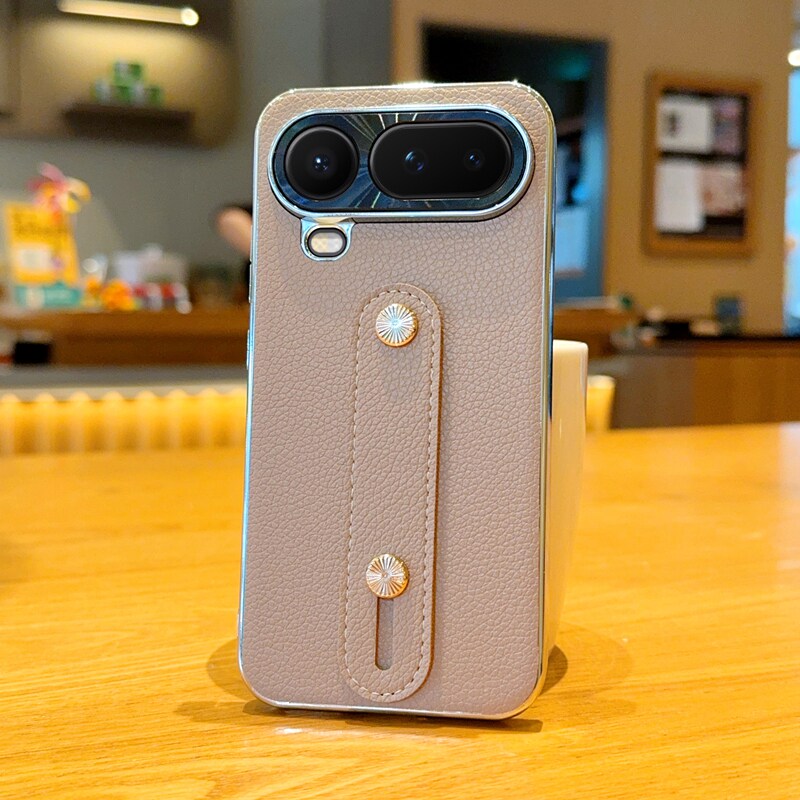 适用荣耀Magic8ProAir手机壳简约商务纯色电镀荔枝纹电镀边框防摔硬壳荣耀Magic8ProAir太阳花钉腕带款