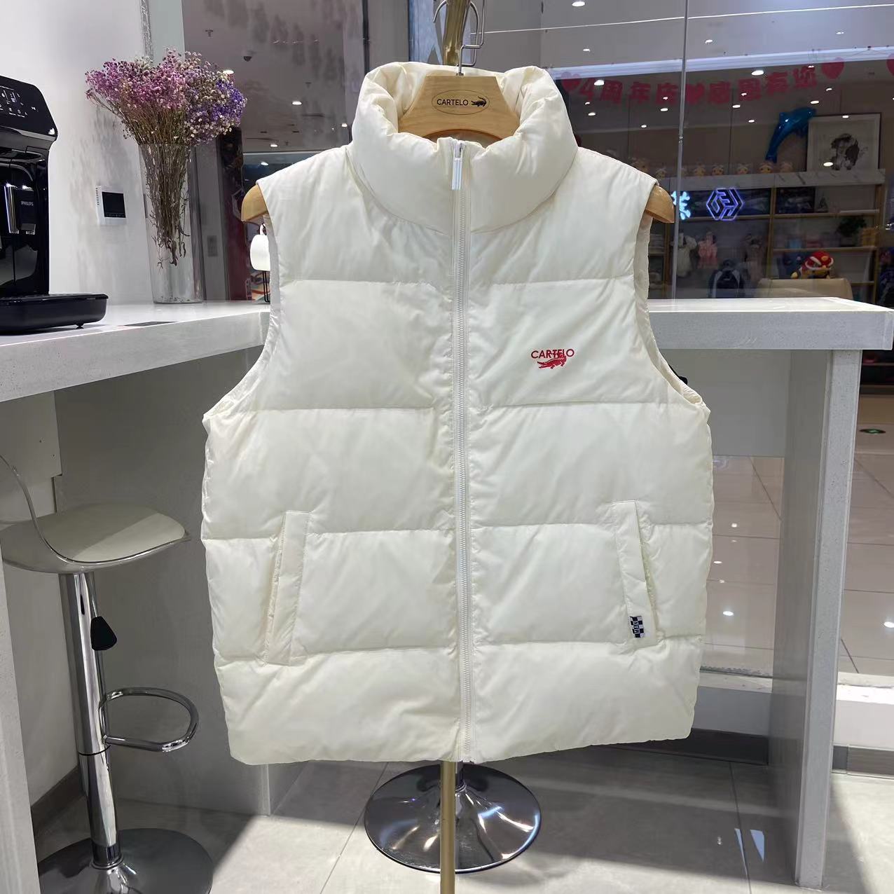 鳄鱼男羽绒马甲黑白两色