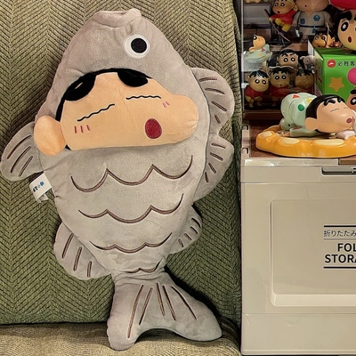 蜡笔小新周边咸鱼抱枕玩偶靠垫