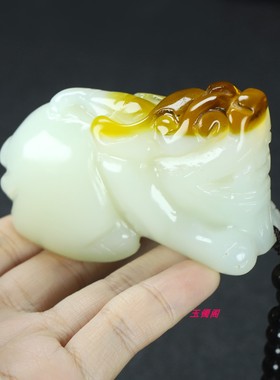 和田玉俏色糖白玉貔貅把玩件