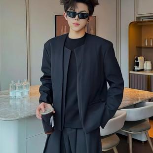 夹克高级感男模穿搭 英伦雅痞假两件短款 黑色无领垫肩西装 外套男款