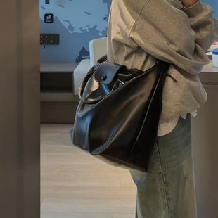 简约皮质大容量斜挎包通勤单肩背包男士休闲包短途旅行登机手提包