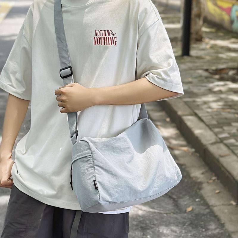 户外游玩挎包男生轻便简约通勤斜挎包男款运动旅游单肩小型包包女