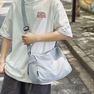 户外游玩挎包男生轻便简约通勤斜挎包男款运动旅游单肩小型包包女