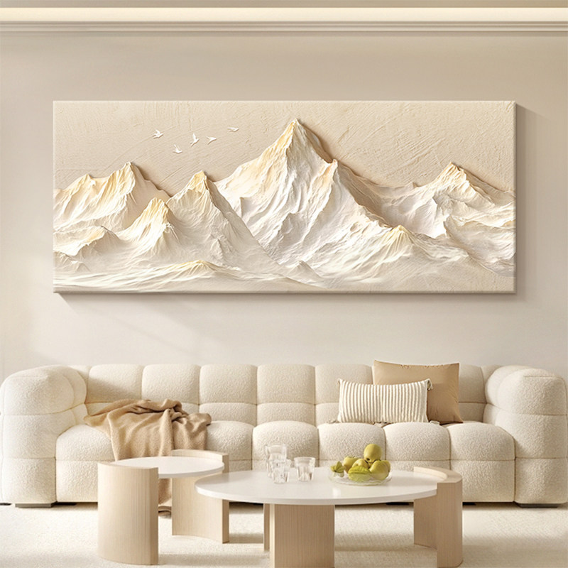 奶油风横版客厅大白墙装饰