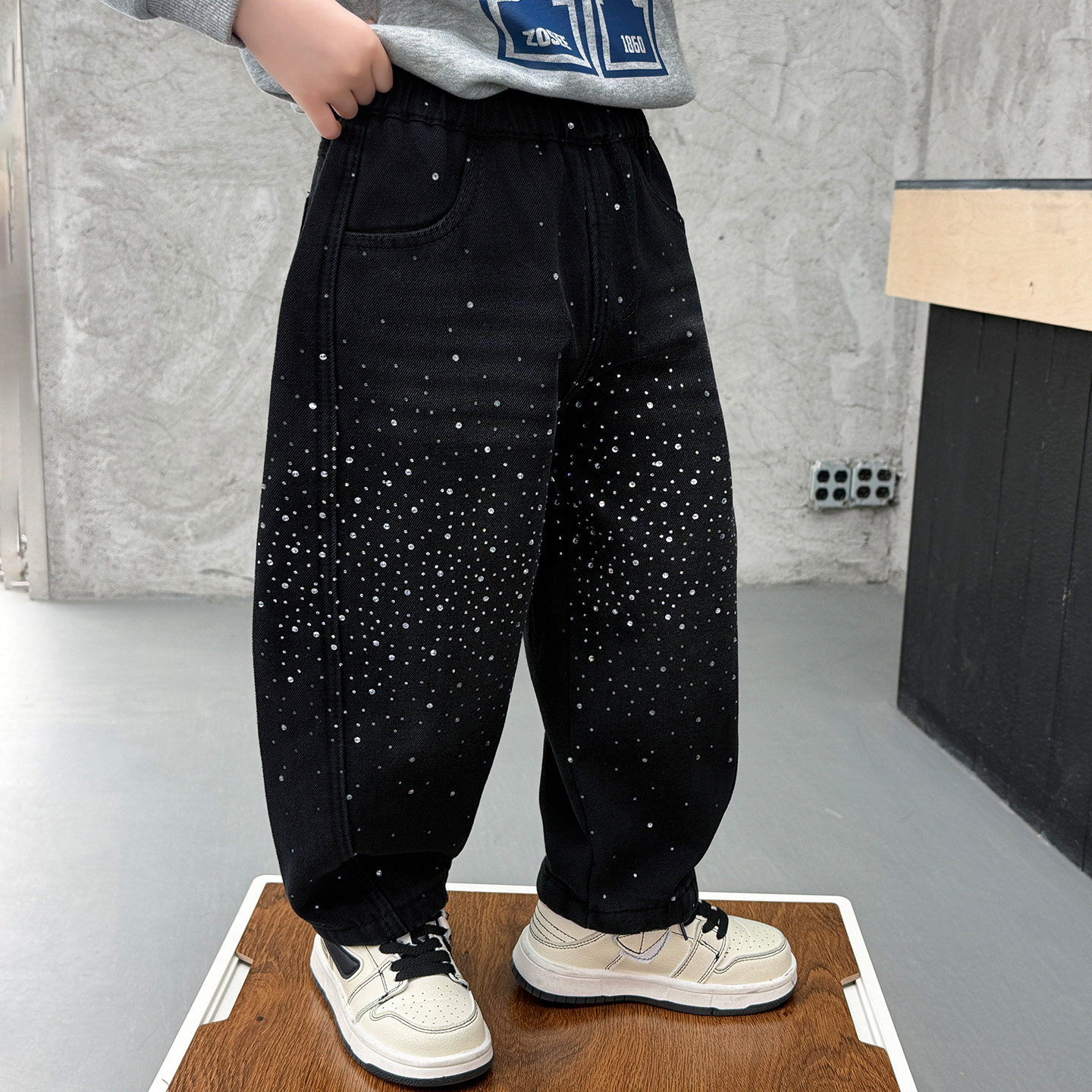男童黑色烫钻阔腿牛仔裤春秋款2026新款儿童韩版洋气百搭长裤潮酷