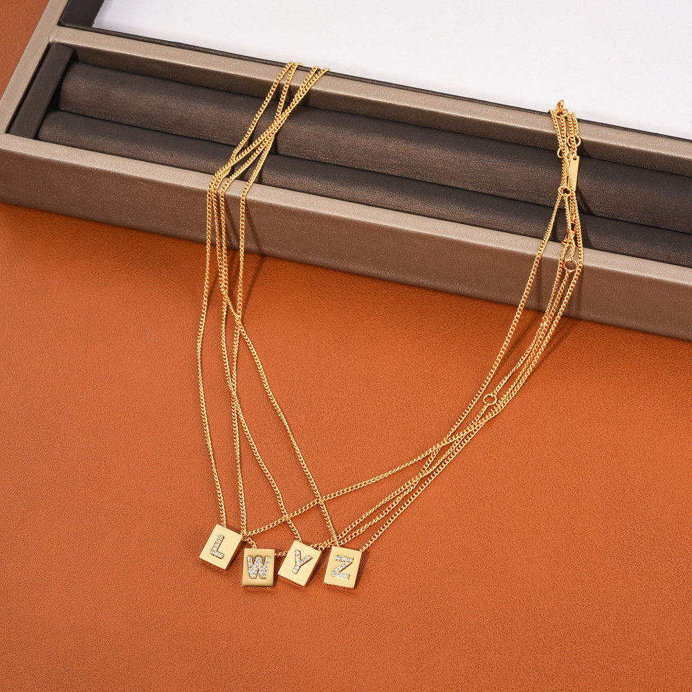 欧货爆款高级感方牌方块英文镶钻字母吊坠项链钛钢微镶钻石颈链女