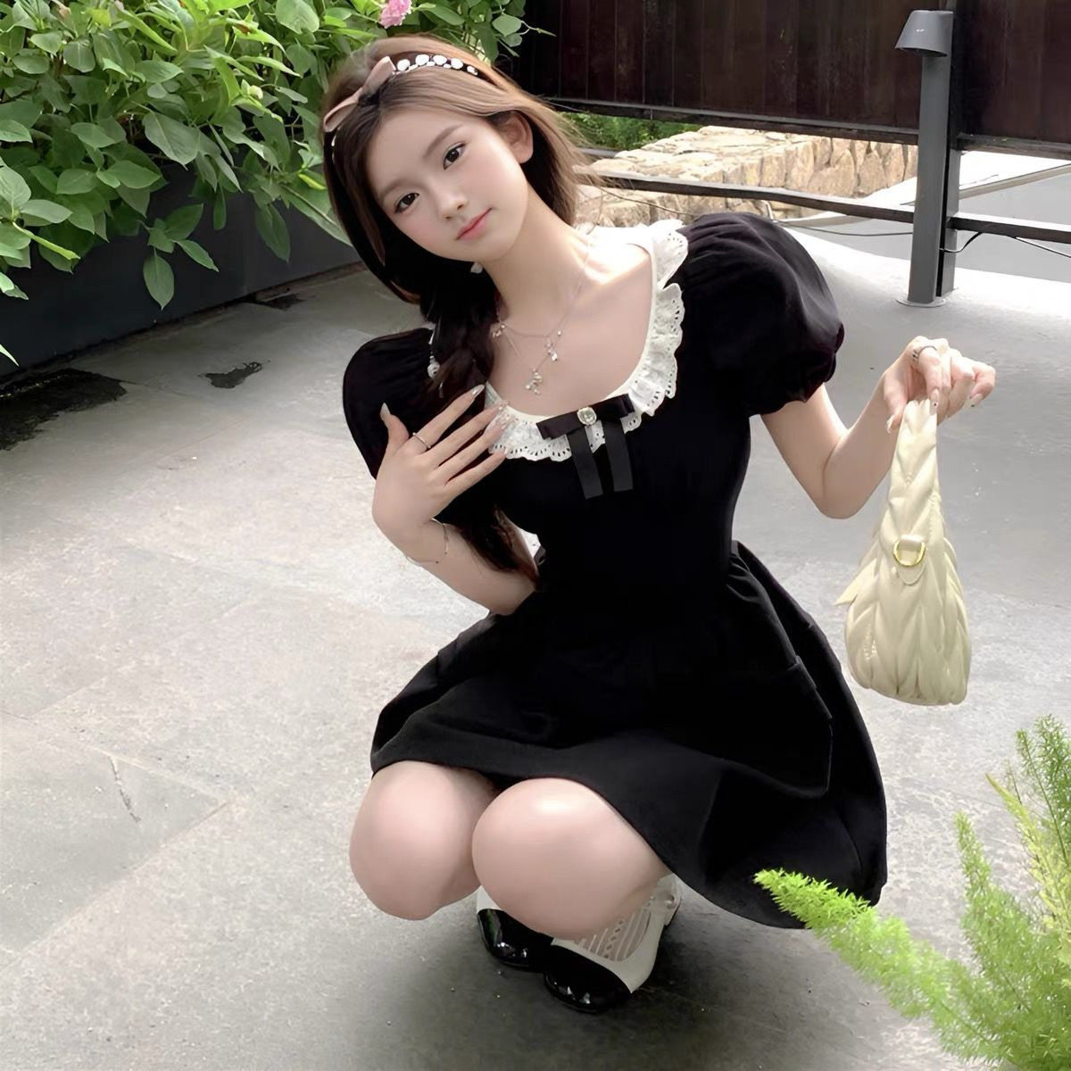 赫本风绝美娃娃领收腰小黑连衣裙