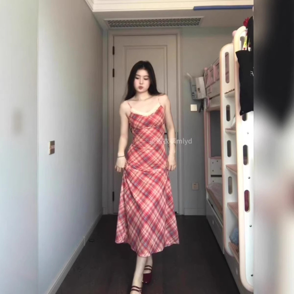 复古红格子V领蕾丝吊带连衣裙女