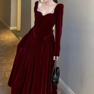 法式复古丝绒连衣裙女秋冬新款大码设计感气质长款收腰显瘦小黑裙