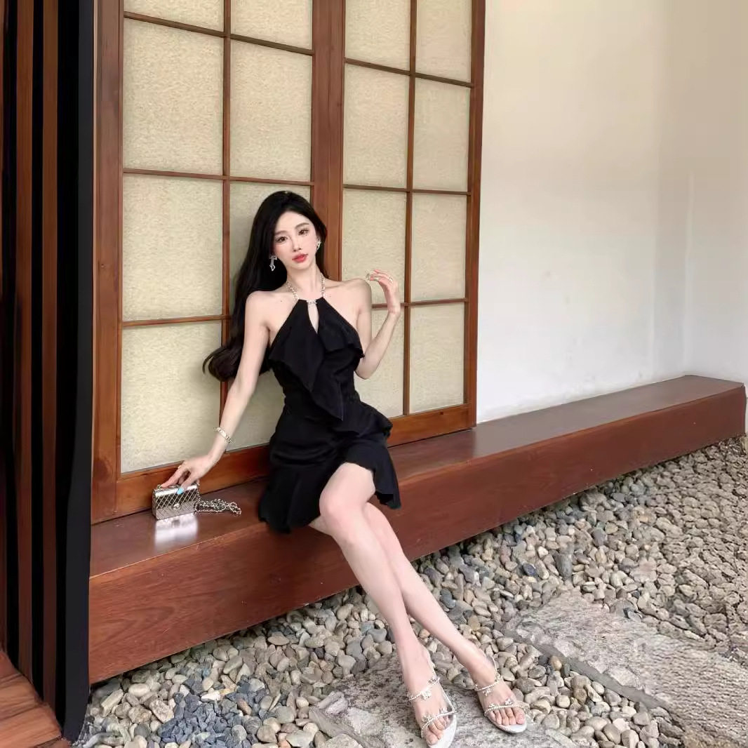 赫本风挂脖露肩高腰吊带连衣裙女