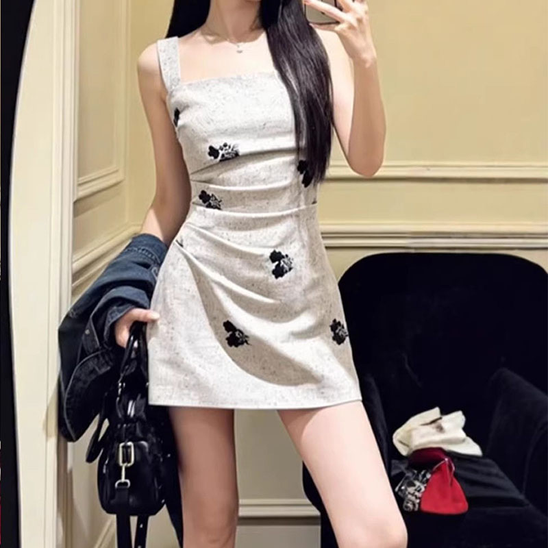 夏季碎花吊带褶皱包臀显瘦连衣裙