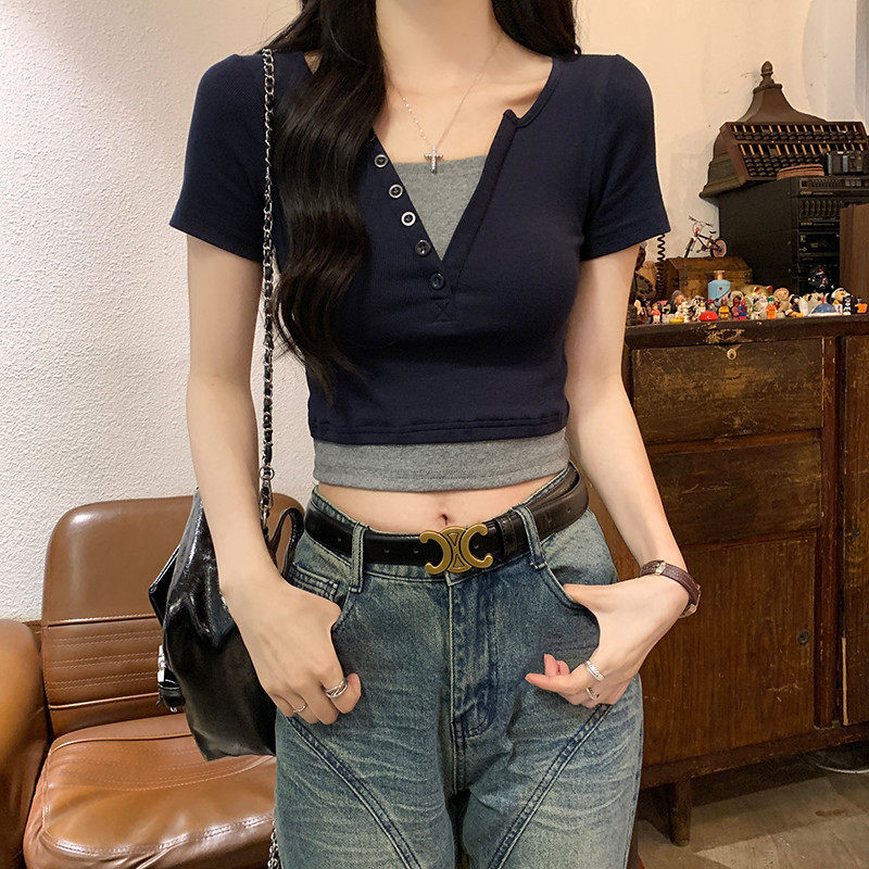 辣妹风假两件V领短袖T恤女2026夏季新款修身短款纽扣露脐正肩上衣