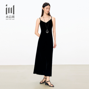 水云间女装 V领优雅气质丝绒显瘦吊带小黑裙连衣裙2025早秋新款