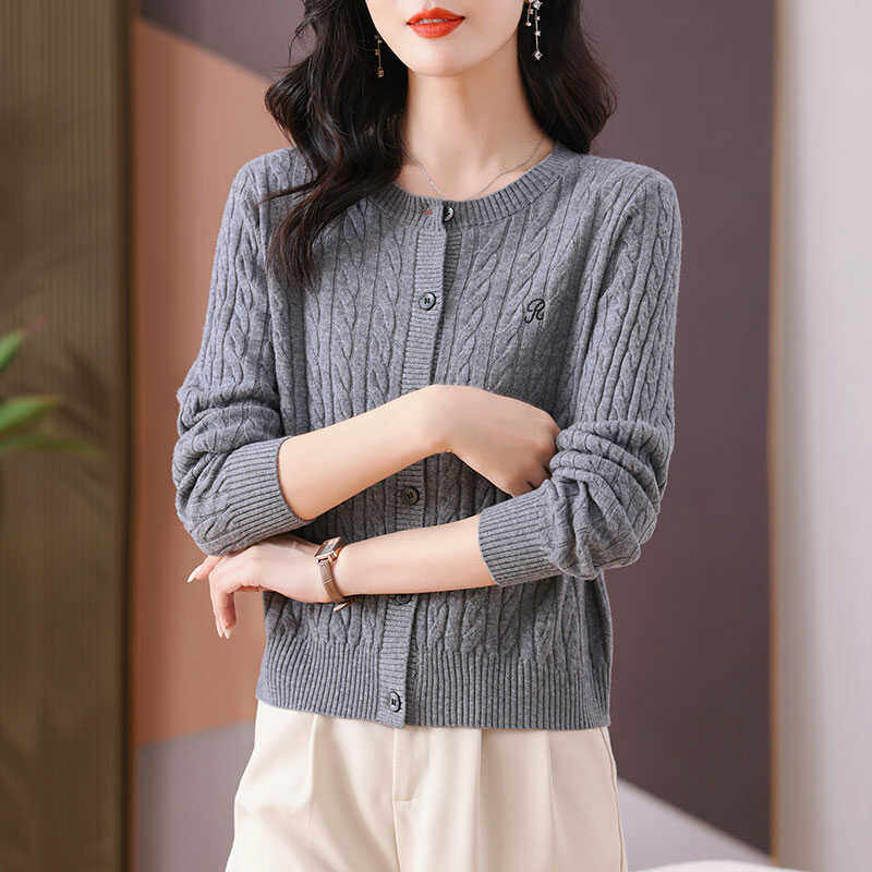 时尚朗姿秋冬刺绣软糯短款高级感灰色麻花羊毛针织开衫女毛衣外套