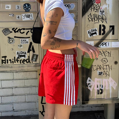 白色贴条红色短款运动裤