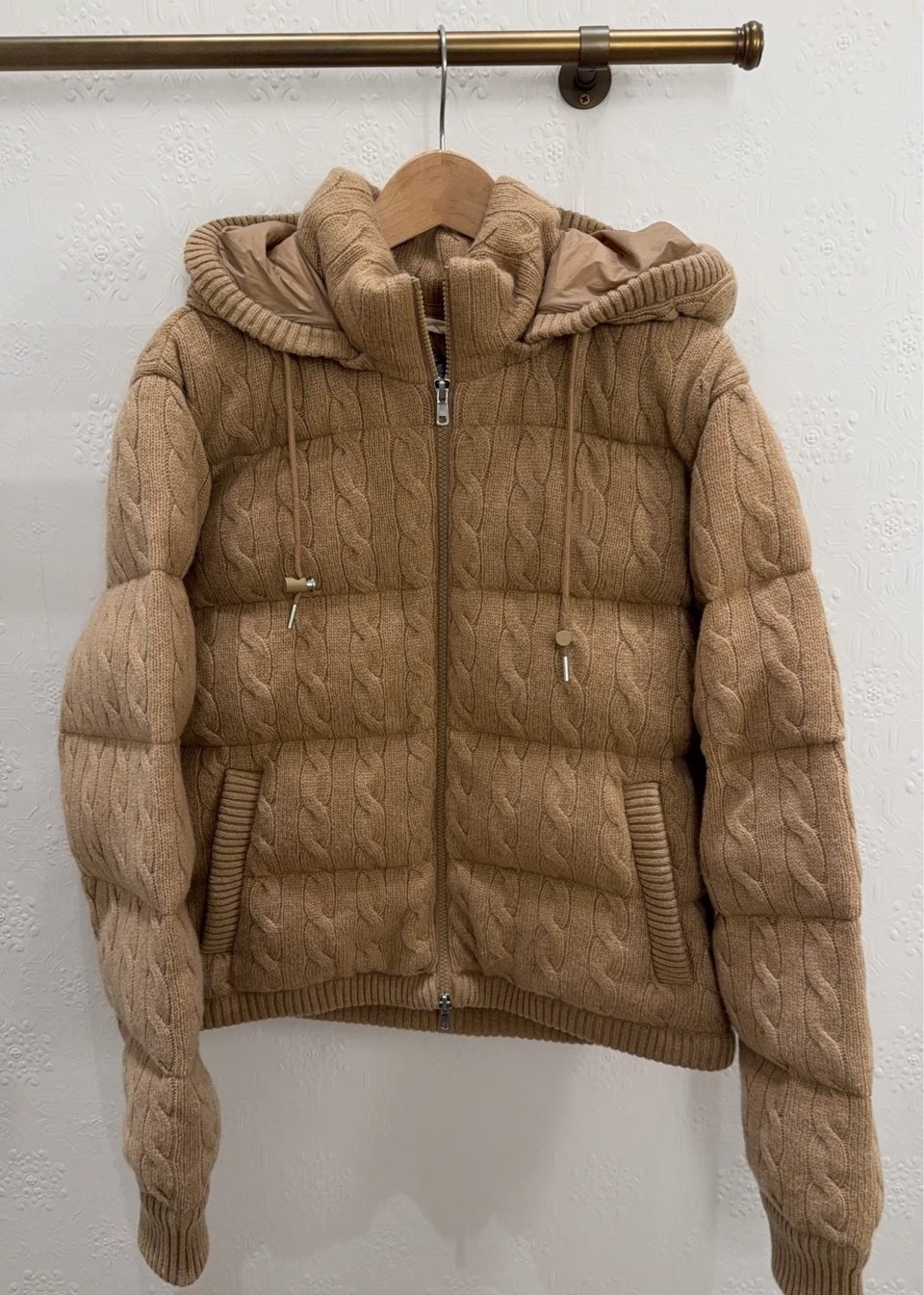 【木】正确版2025冬新款小马刺绣老钱风羊毛绞花连帽白鸭绒羽绒服