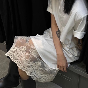镂空蕾丝叠穿半身裙女A retro hollowed-out lace layering skirt