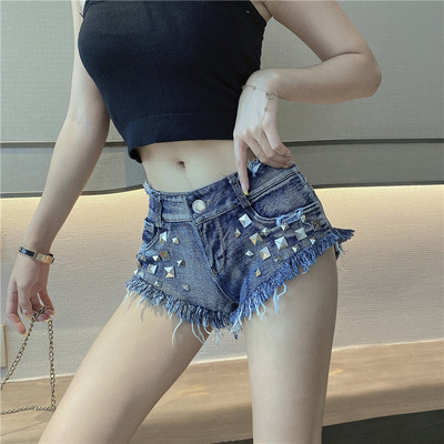 铆钉磨毛超低腰牛仔短裤