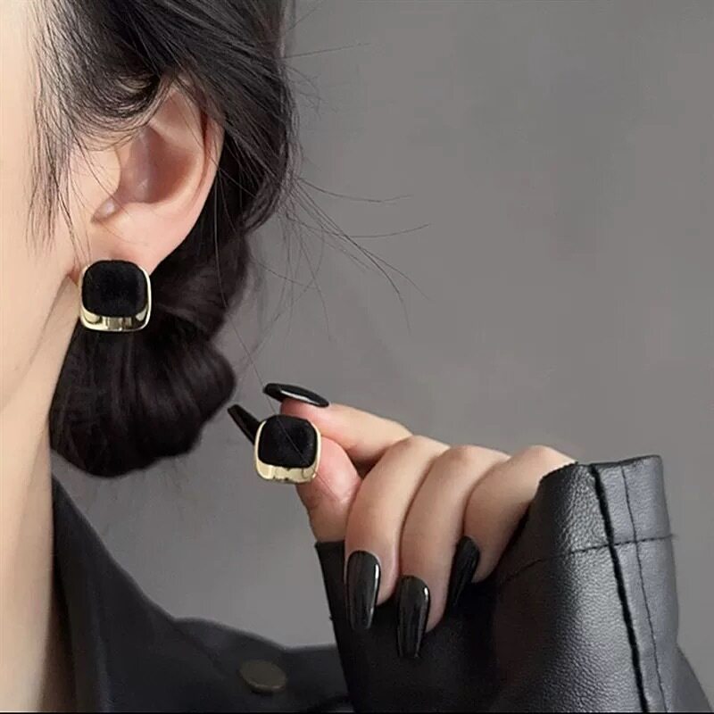 2025新款爆款黑色耳环方形耳钉气质小众高级感秋冬百搭耳饰女