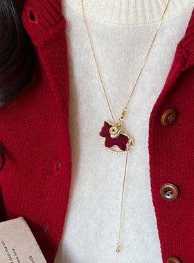 毛衣链马上好运!红色丝绒小马项链女款本命年高级感小众设计配饰