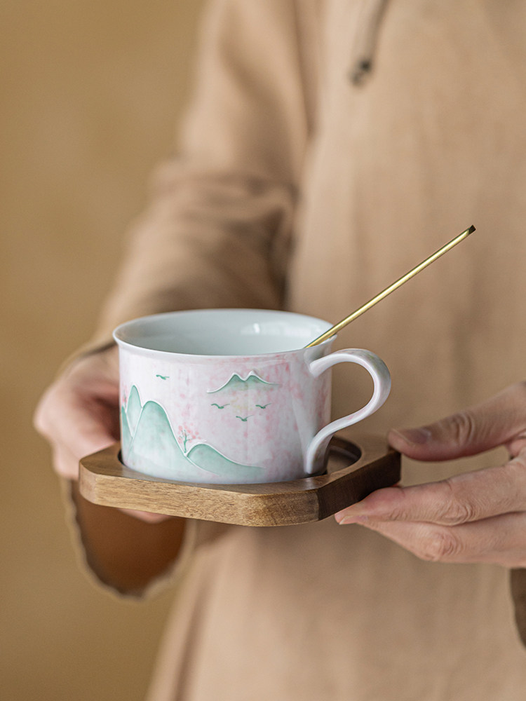 续画白瓷粉黛手绘远山咖啡杯带柄茶杯陶瓷马克杯办公水杯精美绝伦,餐饮具,咖啡杯,淘宝优惠券,粉丝福利购,淘宝优惠卷