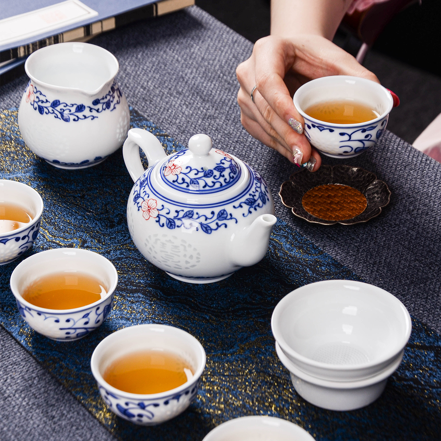 聚品阁 景德镇玲珑瓷茶具招财进宝缠枝手绘青花单杯茶壶礼盒套装