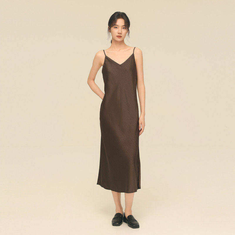 黑标BAIZHUO秋季新款法式高级感V领垂顺光泽吊带连衣裙AZ4