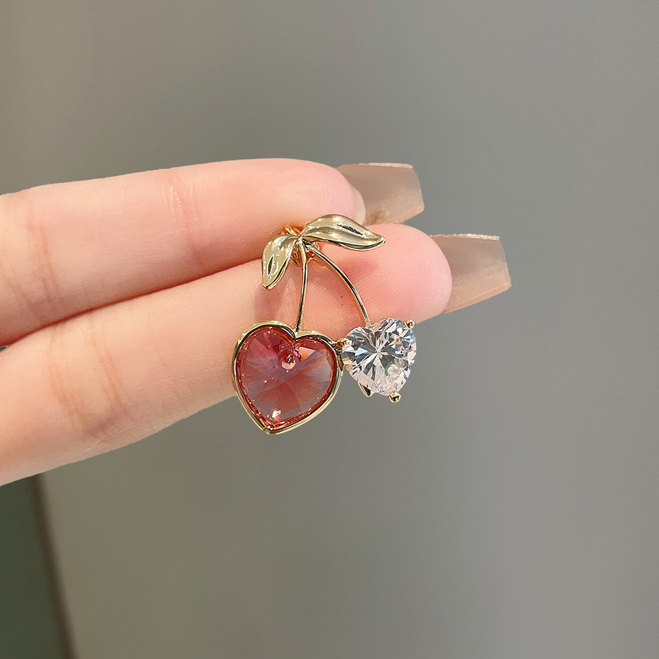 阿朵丝可爱水果樱桃胸针粉色爱心别针领针防走光固定衣服西装配饰