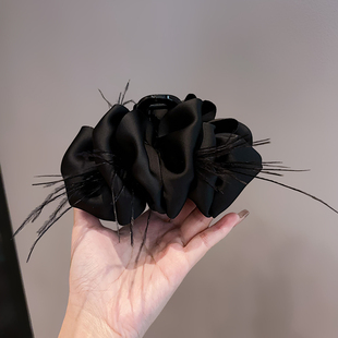 高级感褶皱缎面蝴蝶结抓夹女2024年新款超仙羽毛发夹后脑勺鲨鱼夹