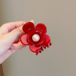 红色珍珠花朵抓夹女2024新款高级感发夹中号鲨鱼夹半扎发头饰发饰