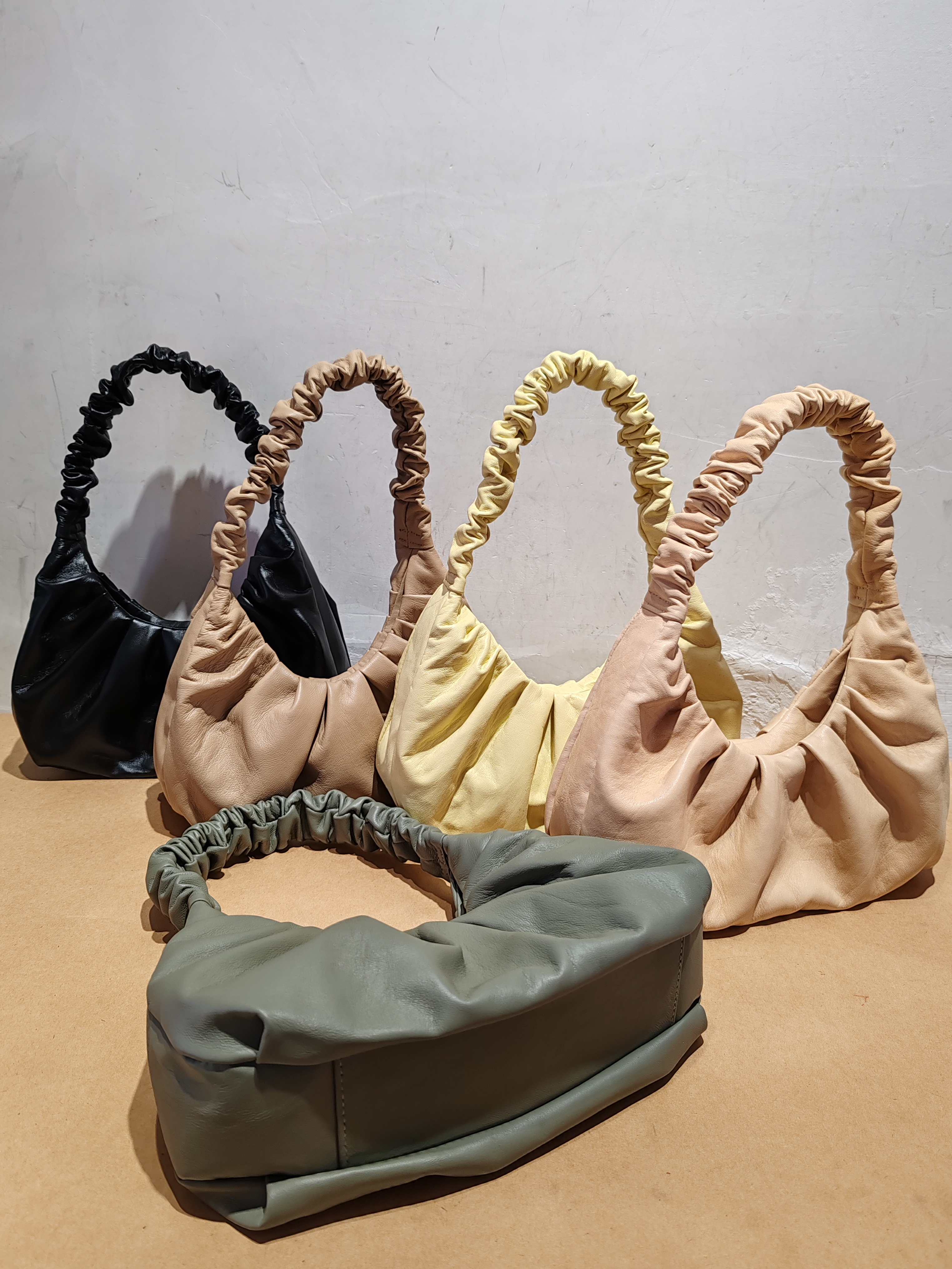 出口日本小羊皮真皮褶皱云朵包单肩手提包