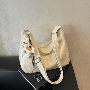 包包女款爆款2026新款百搭包包单肩包斜挎包休闲出门万能小包