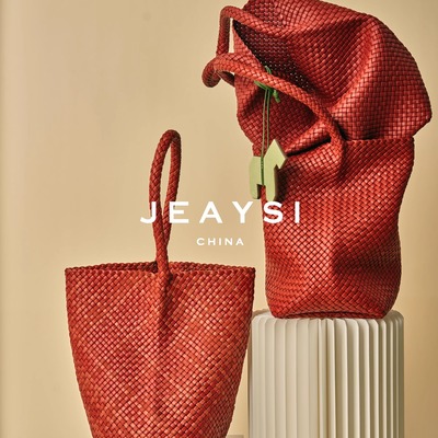 通勤百搭慵懒风水桶包斜跨手机包