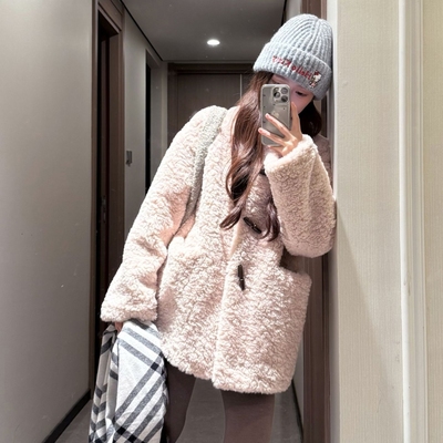 小香风粉色牛角扣羊羔毛厚外套女秋冬季2025新款巨好看摇粒绒上衣