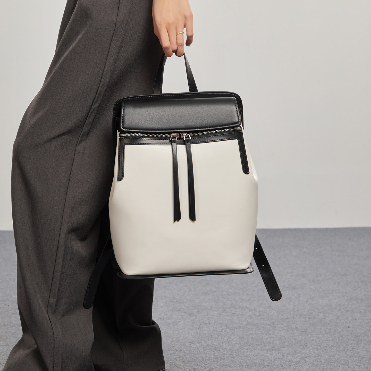 通勤皮质女士小双肩包2025新款时尚百搭小众设计感女背包户外旅游