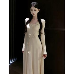 白色花朵针织长袖连衣裙女秋冬季内搭打底法式气质收腰修身长裙子