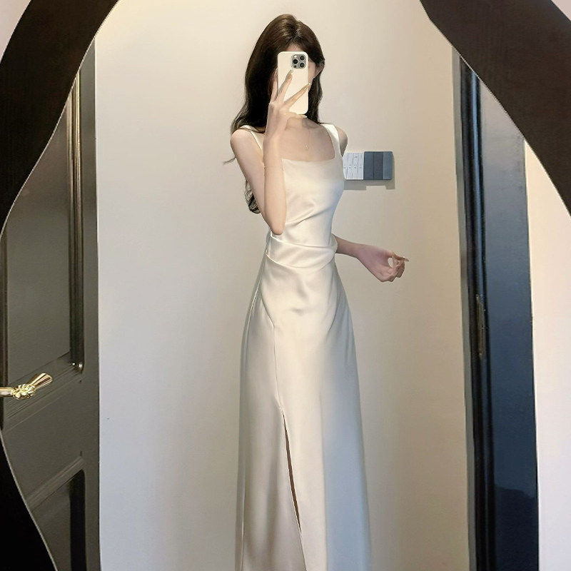 白色缎面吊带连衣裙女夏季法式高级感气质修身开叉领证礼服长裙子