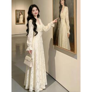 2026巨好看冬装裙装温柔风独特漂亮V领收腰修身仙女裙女士连衣裙