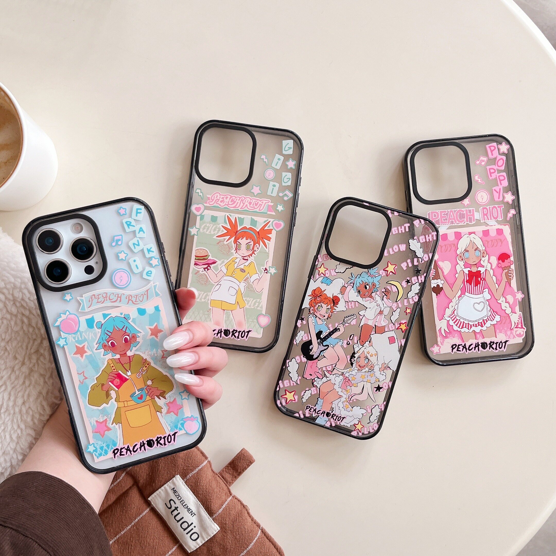 C潮牌动漫生日小熊17壳适用iPhone17ProMax网红明星同款14pro磁吸苹果16亚克力15手机壳防摔保护女12