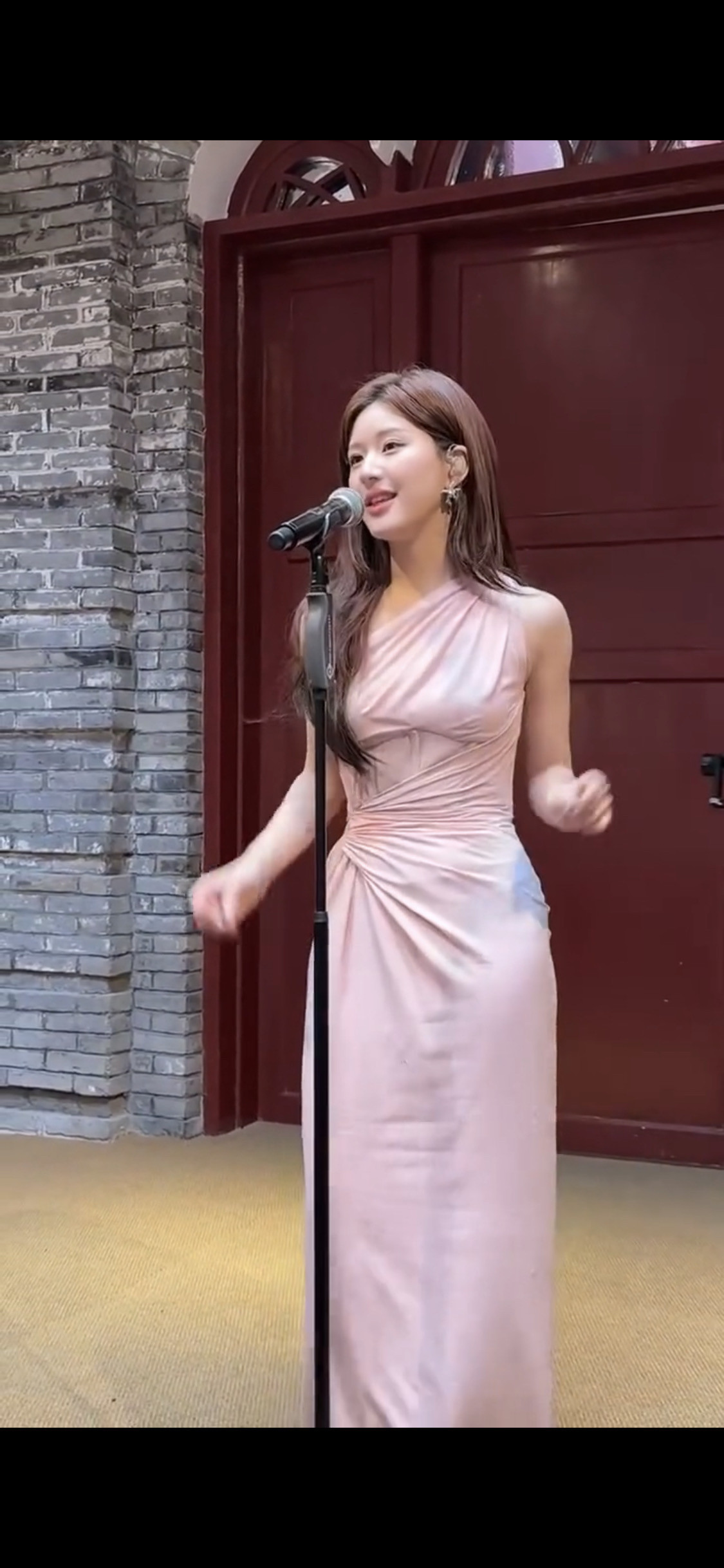 法式高级感挂脖连衣裙女夏季设计感气质别致无袖漏肩收腰中长裙子