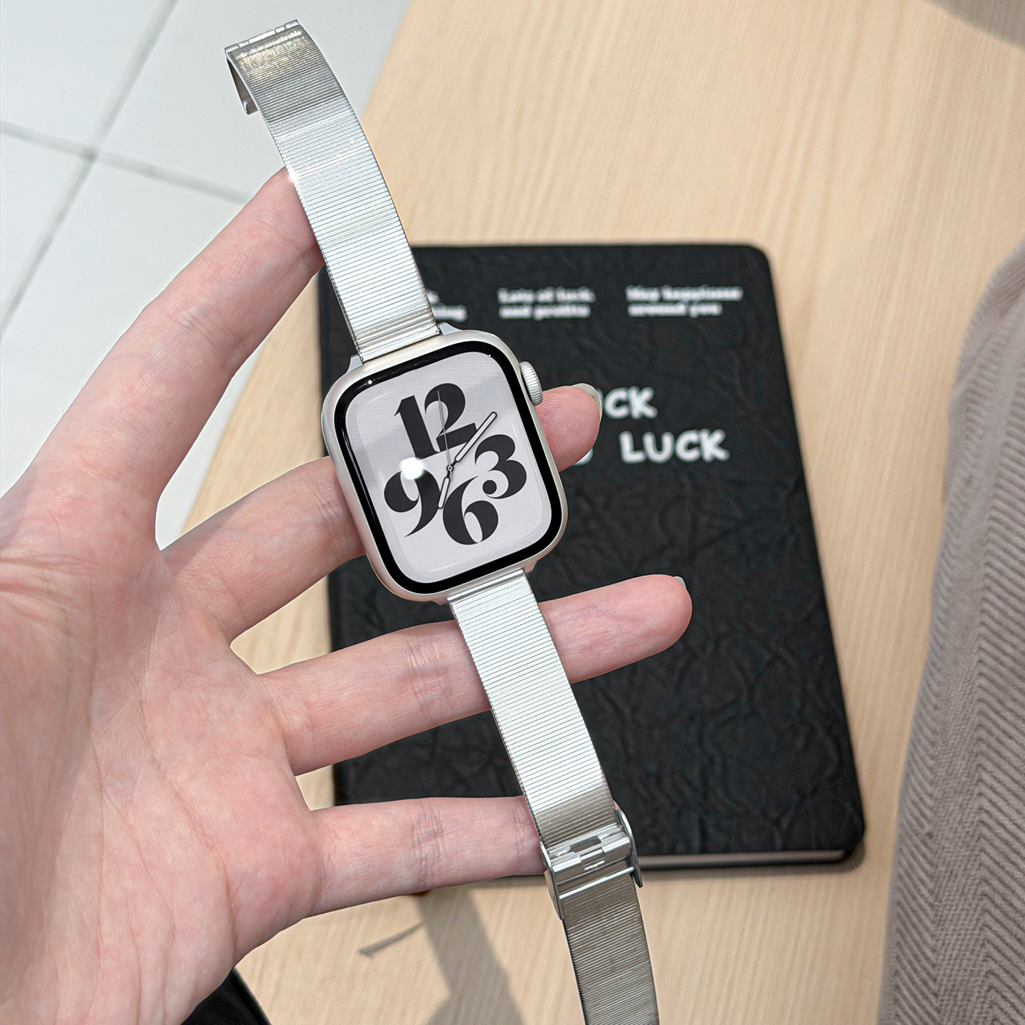 适用applewatch11代竹节纹猫眼亮面金属表带iwatchS10/9/8高级感卡扣款苹果手表Ultra不锈钢SE质感小蛮腰腕带