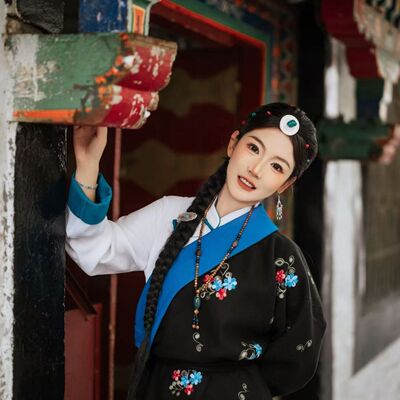 藏布拉夏季薄款传统刺绣藏族服装