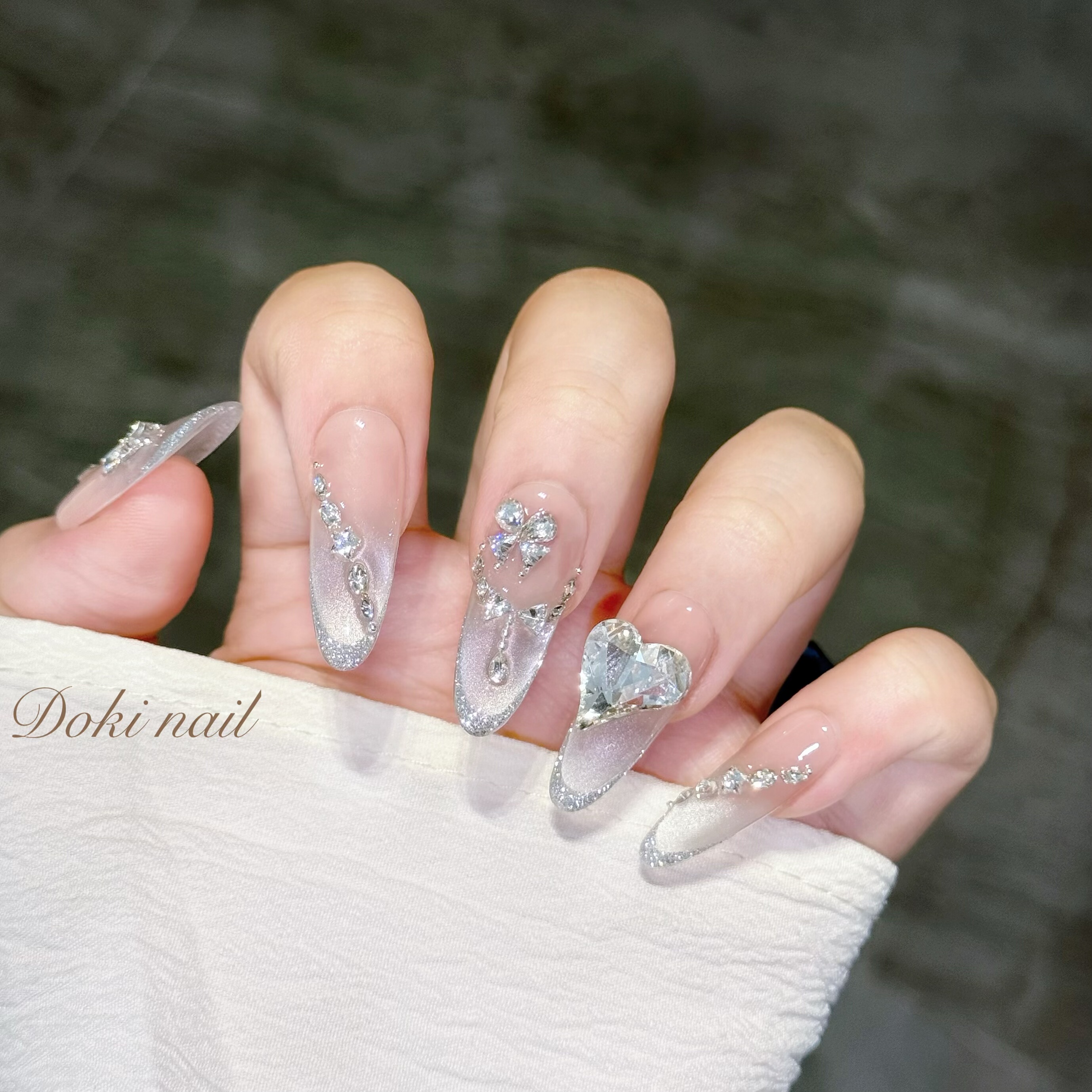 纯手工穿戴甲2025秋冬新款法式猫眼爱心钻轻奢高级感显白婚甲美甲