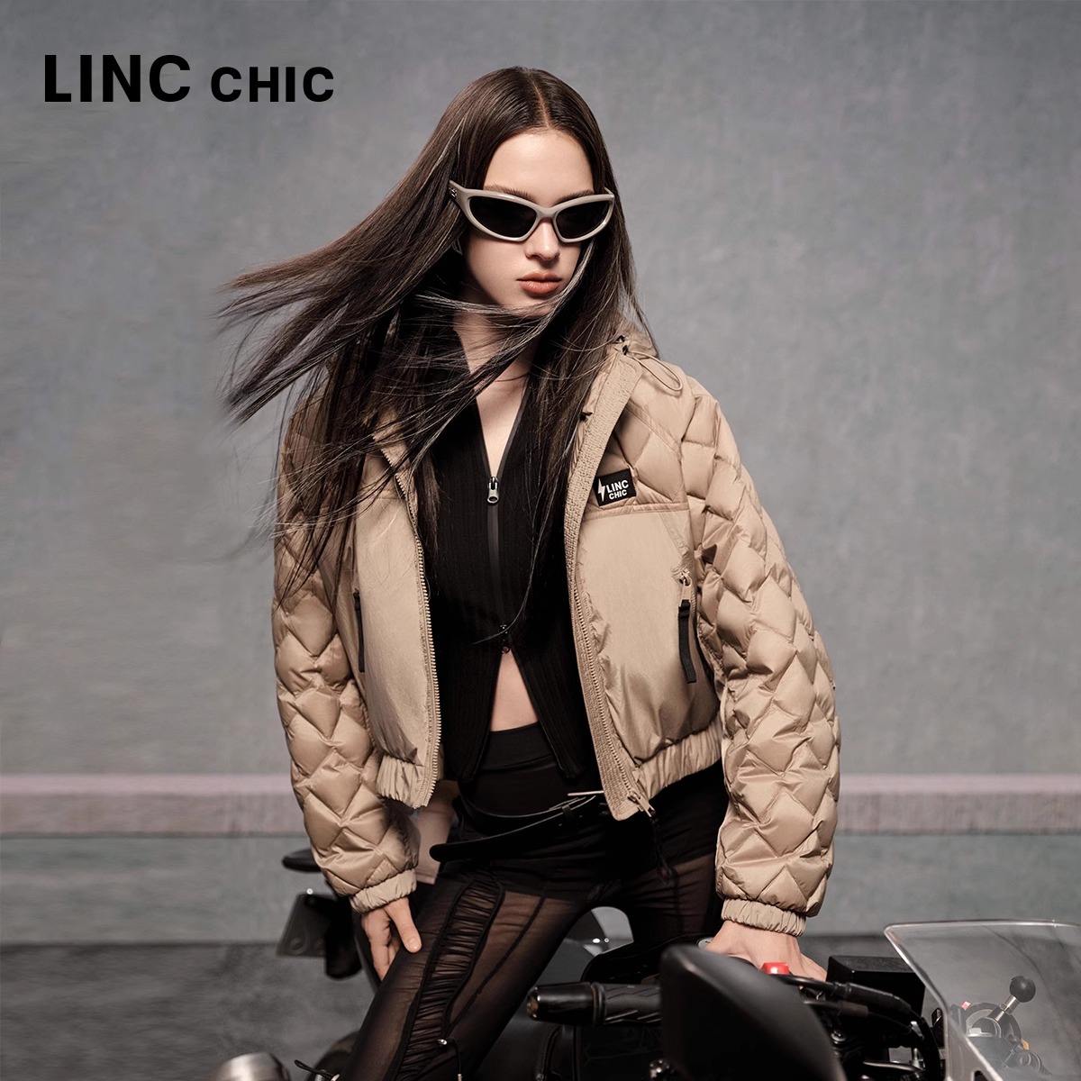 LINC金羽杰专柜秋季新款轻薄短款机能感连帽羽绒服Y24301139