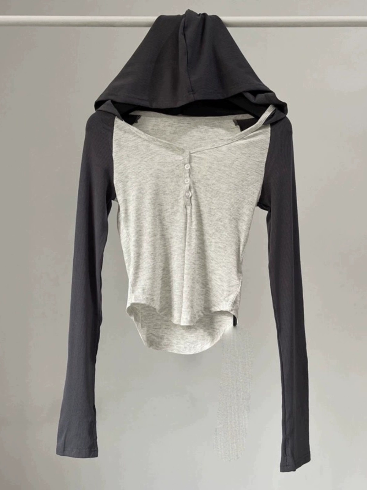 茉茵诗翻v领长袖薄连帽t恤